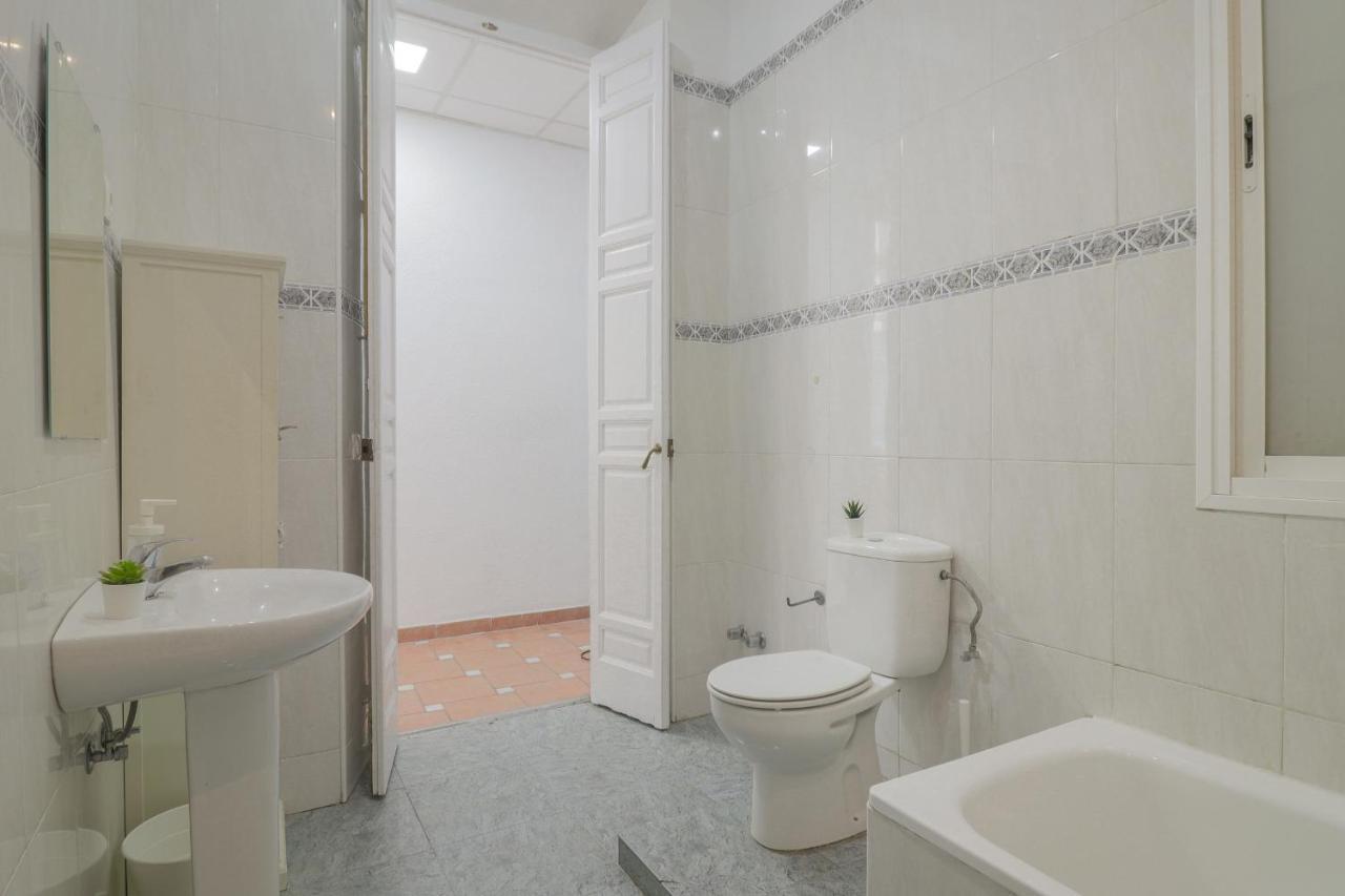 C67 - Shiny 6 Bedrooms In Plaza De La Merced Apartment Málaga